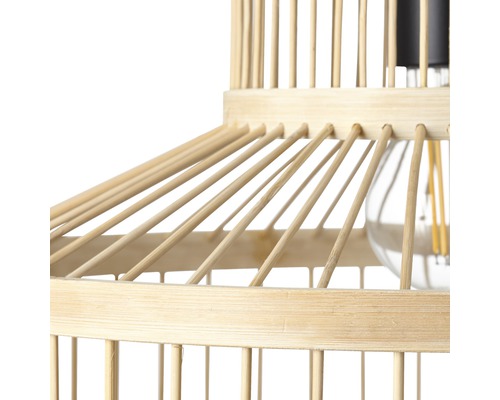 Imagine detaliată a unei lămpi suspendate din lemn de bambus