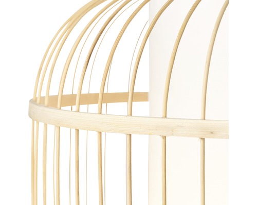 Prim-plan al unei lămpi din bambus deschis la culoare