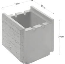 Jardinieră gri din beton cu dimensiunile de 20 pe 20 pe 20 de centimetri.