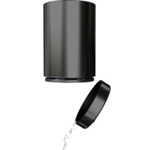 Carafă de filtrare a apei cu capacul deschis și apă curgând