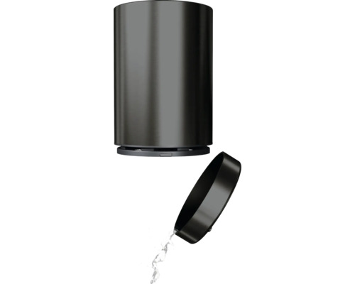 Carafă de filtrare a apei cu capacul deschis și apă curgând