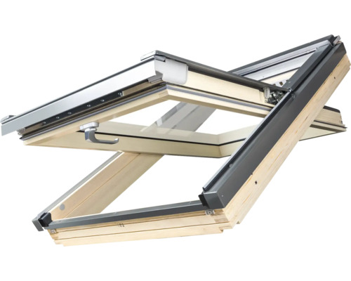 Fereastră de mansardă din lemn cu feronerie metalică