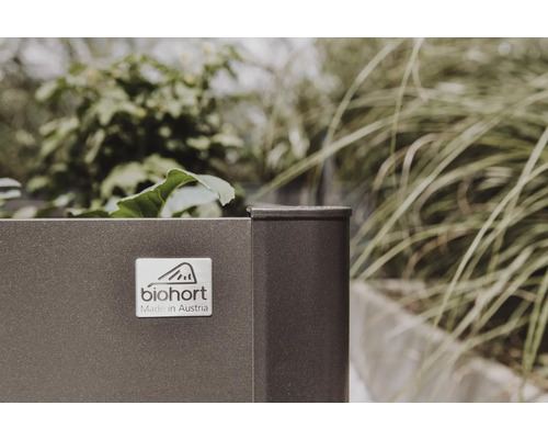 Imagine detaliată cu o jardinieră înaltă, cu logo-ul Biohort