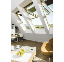 Cameră de mansardă luminoasă cu mai multe ferestre de mansardă, parțial deschise și echipate cu protecție solară.