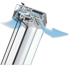 Secțiune transversală a unei ferestre albe din plastic cu sistem de ventilație