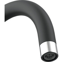 Prim-plan cu gura de scurgere neagră a robinetului cu perlator