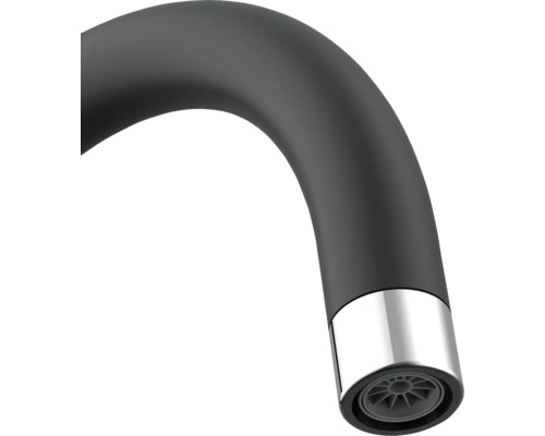 Prim-plan cu gura de scurgere neagră a robinetului cu perlator