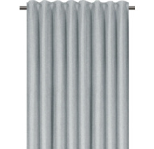 Perdea gri cu prindere plisată pe o bară de perdea