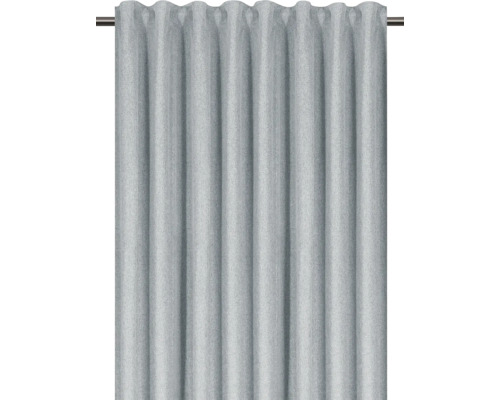 Perdea gri cu prindere plisată pe o bară de perdea