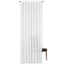 Draperie decorativă albă cu prindere cu bandă de încrețire în fața unui scaun