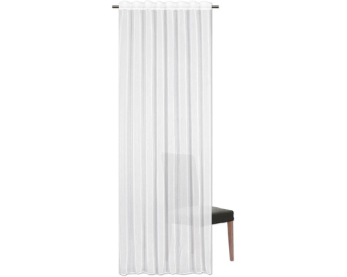 Draperie decorativă albă cu prindere cu bandă de încrețire în fața unui scaun