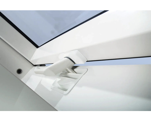 Imagine detaliată a unei ferestre de mansardă cu mâner