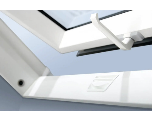 Imagine detaliată cu o fereastră de mansardă deschisă cu mâner