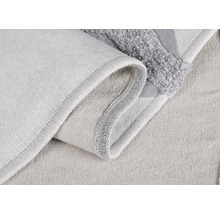 Prim-plan cu covoraș de baie deschis la culoare, din material textil