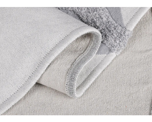 Prim-plan cu covoraș de baie deschis la culoare, din material textil
