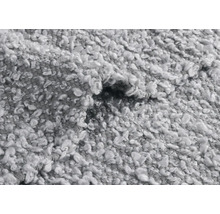 Imagine detaliată a unui covor gri cu structură buclată