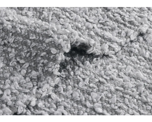 Imagine detaliată a unui covor gri cu structură buclată