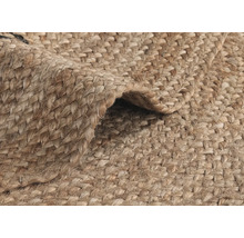 Prim-plan cu un covor împletit din fibre naturale