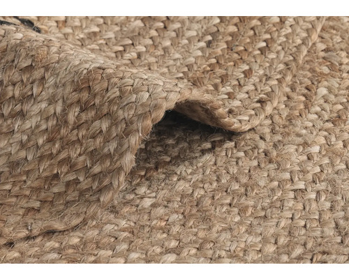 Prim-plan cu un covor împletit din fibre naturale