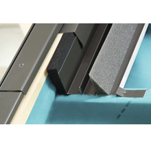 Imagine detaliată a unei ferestre de mansardă cu etanșare și cadru metalic