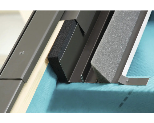 Imagine detaliată a unei ferestre de mansardă cu etanșare și cadru metalic