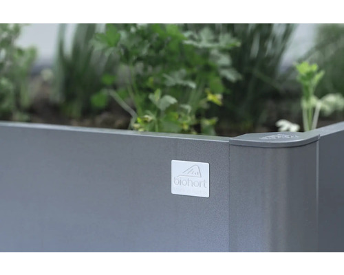 Jardinieră înălțată cu logo-ul Biohort și plante