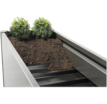 Jardineră înaltă cu pământ și plante