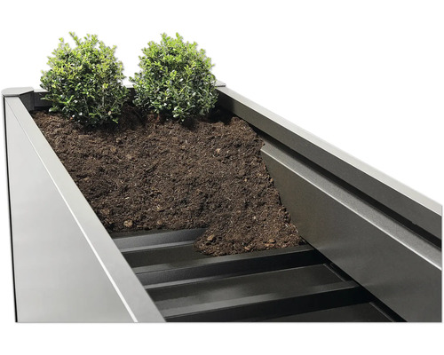 Jardineră înaltă cu pământ și plante