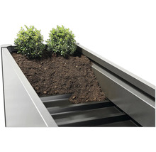 Jardineră înaltă cu pământ și plante