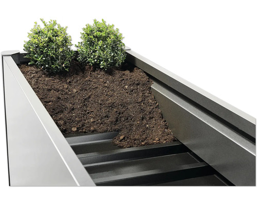 Jardiniere umplută cu plante și pământ