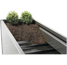 Jardinieră înaltă cu pământ și plante