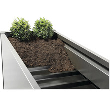 Jardinieră înaltă cu pământ și plante