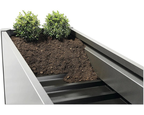 Jardinière înaltă cu plante și pământ