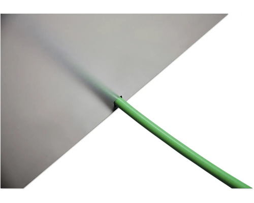 Tijă metalică verde pe suprafață gri