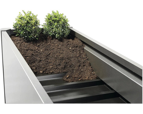 Jardinieră înaltă cu pământ și plante