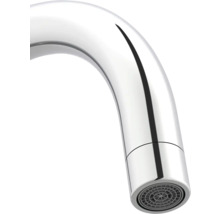 Prim-plan cu gura de scurgere cromată a robinetului