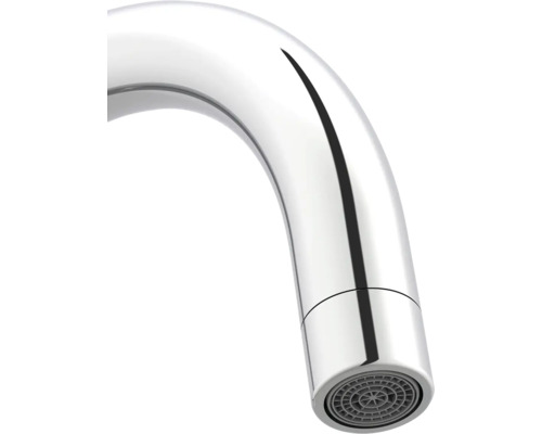 Prim-plan cu gura de scurgere cromată a robinetului