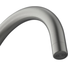 Prim-plan cu un robinet curbat, din metal