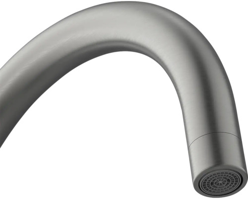 Prim-plan cu un robinet curbat, din metal