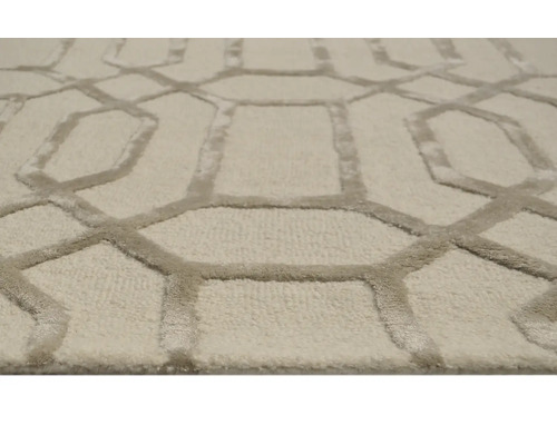 Prim-plan cu un covor bej cu model geometric