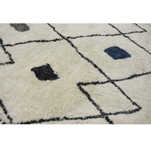 Prim-plan al unui covor cu model geometric