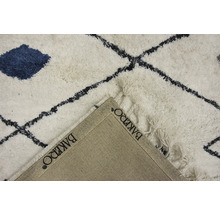 Covor cu model geometric și franjuri