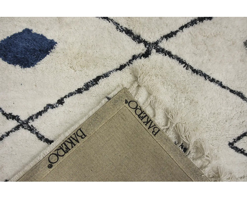 Covor cu model geometric și franjuri