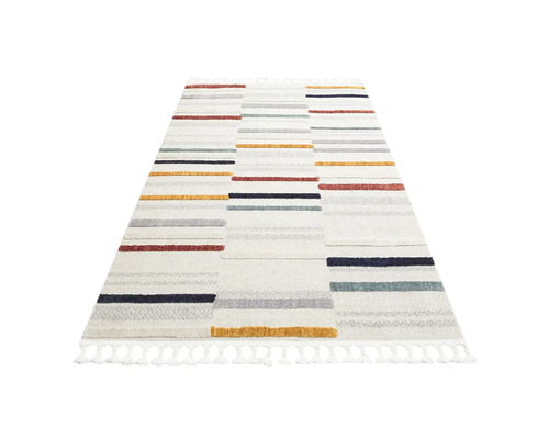 Covor cu model în dungi și franjuri
