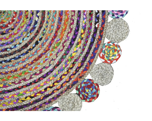 Imagine detaliată a unui covor rotund din iută împletită cu accente colorate.