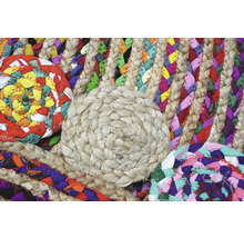 Prim-plan cu covoare împletite din material textil și iută