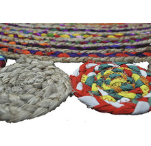 Prim-plan cu covor rotund din iută și material textil