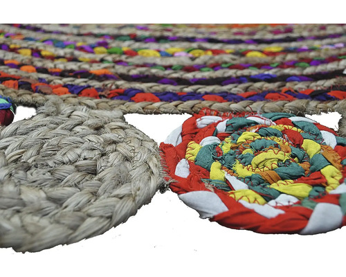 Prim-plan cu covor rotund din iută și material textil