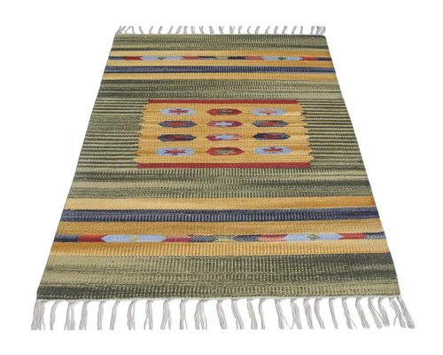 Covor cu model în dungi și franjuri