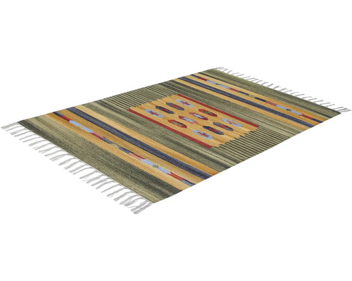 Covor cu model în dungi și franjuri